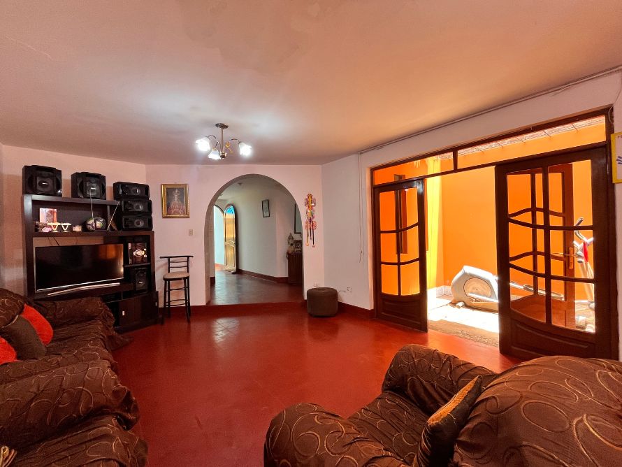 Venta de Amplia Casa en la Urb.El Bosque