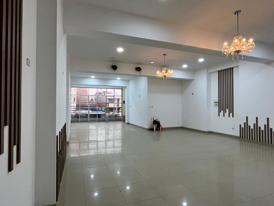 Alquiler Local Comercial en la Av. Metropolitana