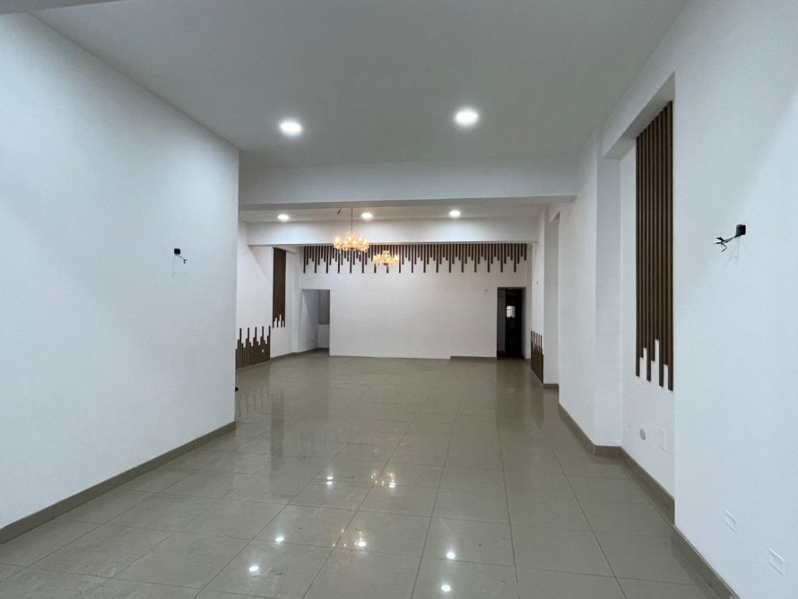Alquiler Local Comercial en la Av. Metropolitana