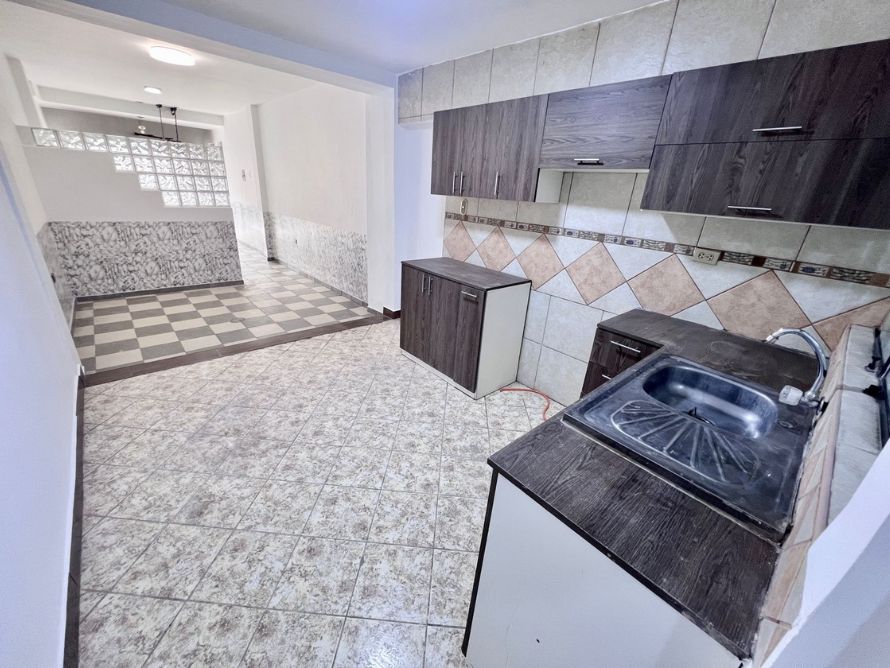 Alquiler de Amplio Local Tríplex en la Urb. California