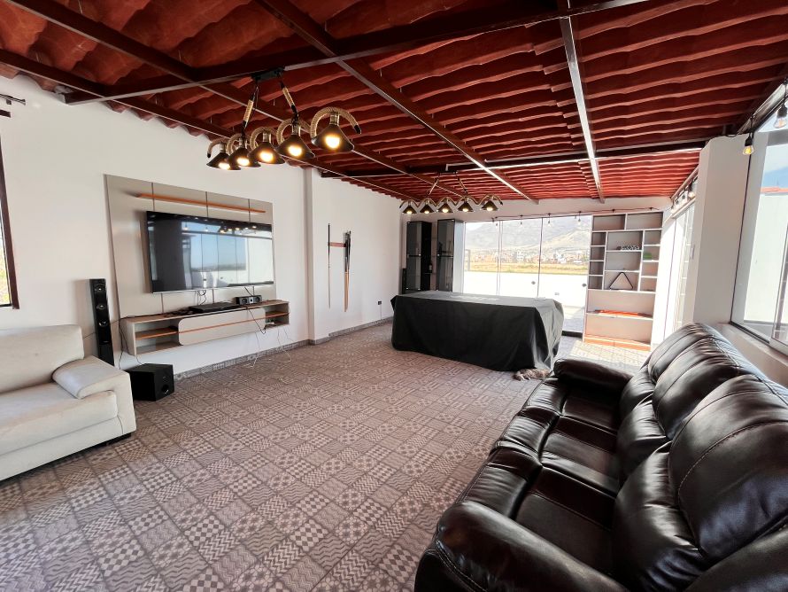 Moderna Casa en Venta en La Campiña de Moche