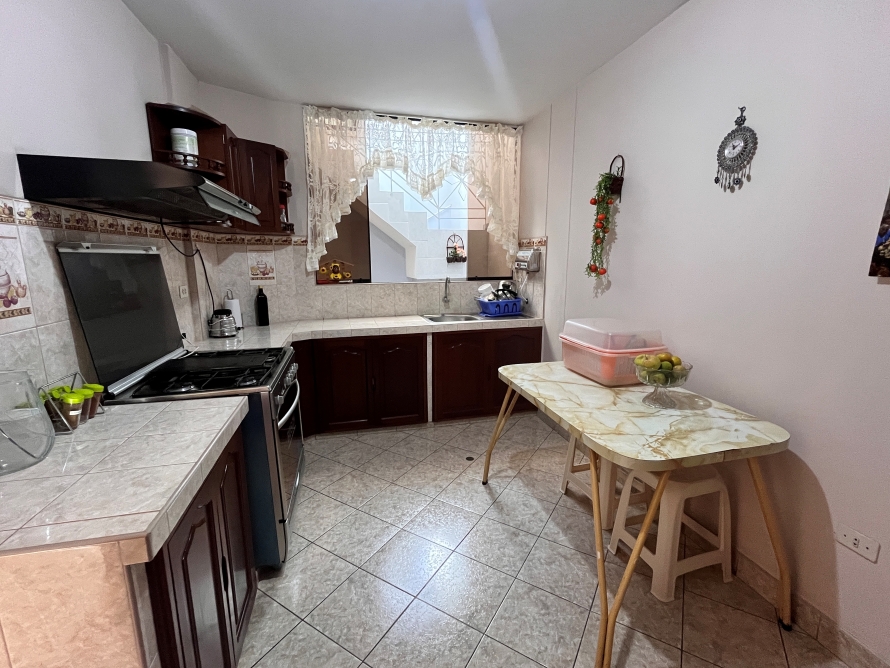 Casa en la Urb. San Isidro frente al parque