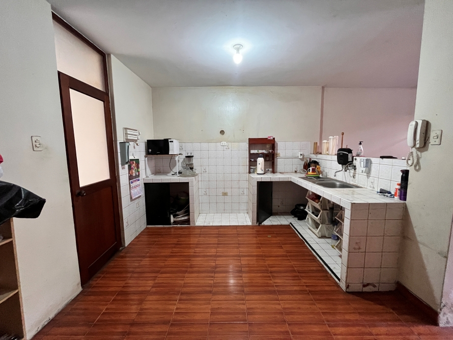 Local en la Urbanización la Arboleda