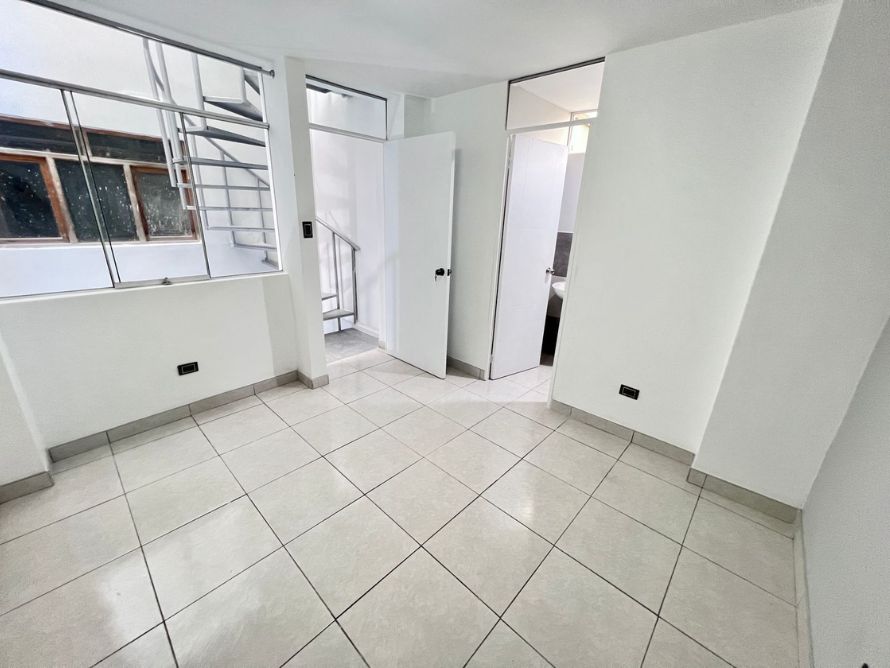 Alquiler de Amplio Local Tríplex en la Urb. California