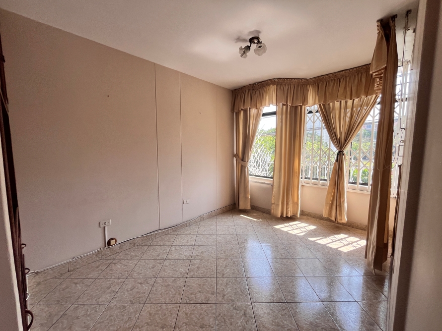 Casa en la Urb. San Isidro frente al parque