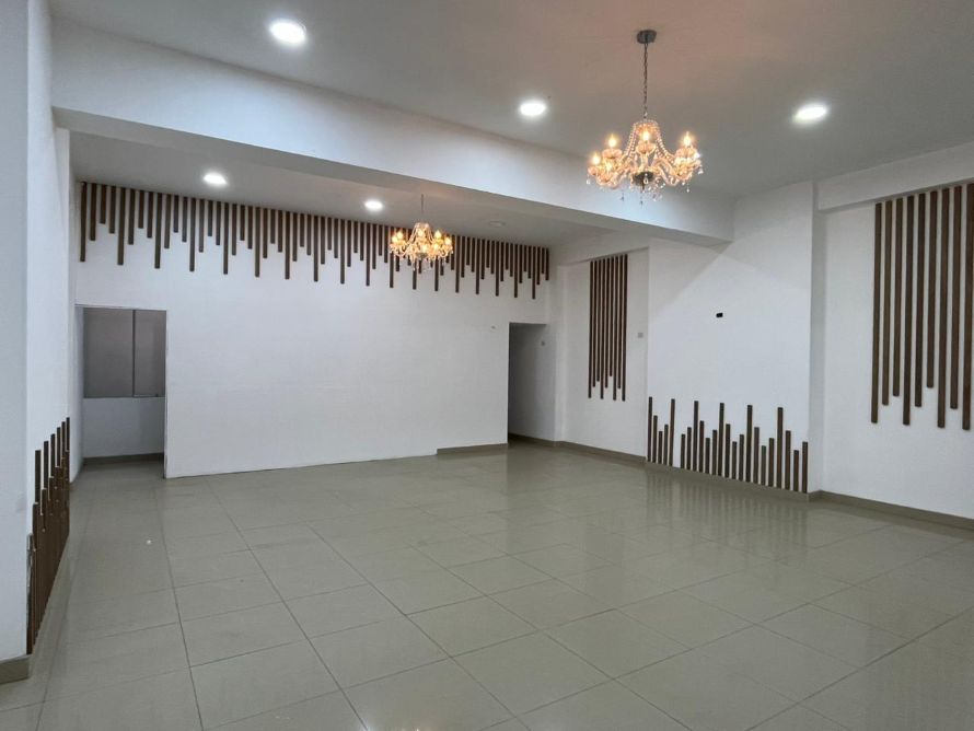 Alquiler Local Comercial en la Av. Metropolitana