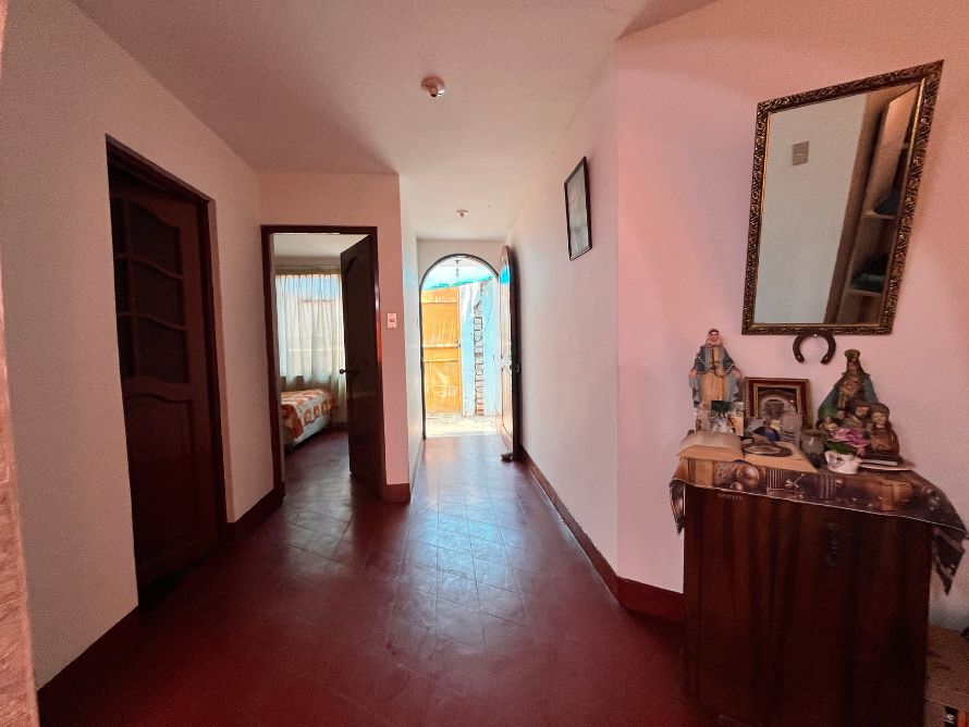 Venta de Amplia Casa en la Urb.El Bosque