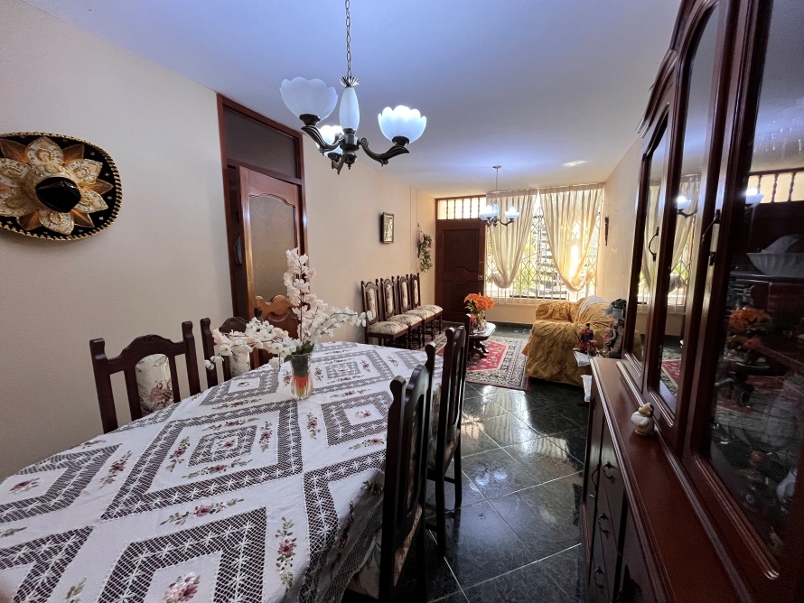 Casa en la Urb. San Isidro frente al parque