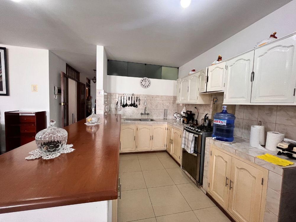 Gran Edificio en Venta en Urb. Los Cedros