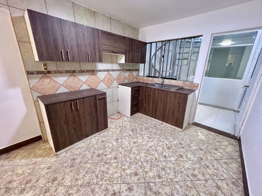 Alquiler de Amplio Local Tríplex en la Urb. California