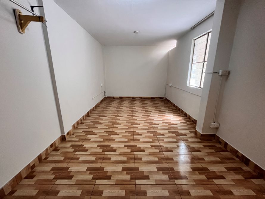 Local en la Urbanización Los Pinos